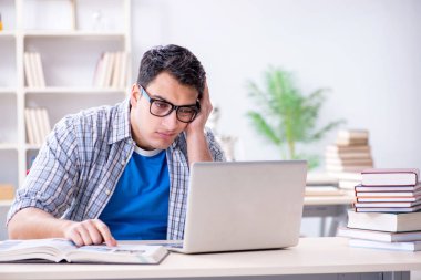 Tıp öğrencisi sınavlara hazırlanıyor.