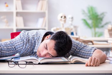 Tıp öğrencisi sınavlara hazırlanıyor.