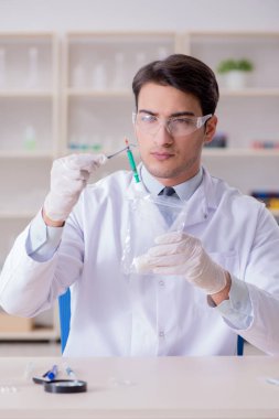 Kanıt için laboratuvarda çalışan uzman bir kriminolog.