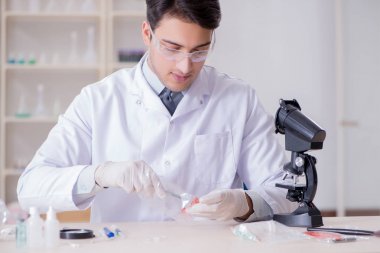 Kanıt için laboratuvarda çalışan uzman bir kriminolog.