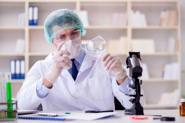 Adli tıp dedektifi suç delilleri üzerinde çalışıyor.