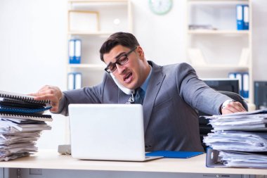 Çağrı merkezindeki masasında yorgun, umutsuz bir çalışan.