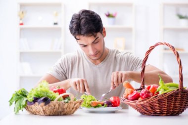 Sağlıklı beslenme ve beslenme konsepti olan genç bir adam