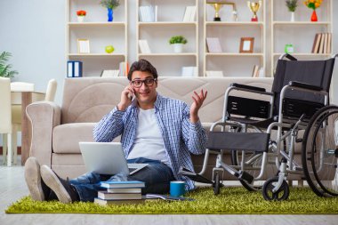 Evde okuyan genç bir öğrenci.