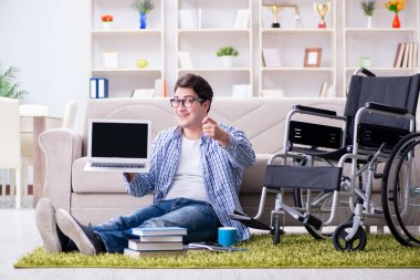 Evde okuyan genç bir öğrenci.