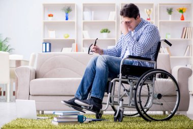 Evde okuyan genç bir öğrenci.