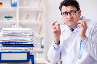 Hastanede çok işi olan meşgul bir doktor.