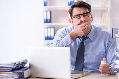 Ofiste çalışan son derece meşgul bir iş adamı.