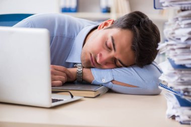 Ofiste çalışan son derece meşgul bir iş adamı.