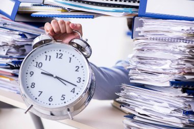 Ofiste çalışan son derece meşgul bir iş adamı.