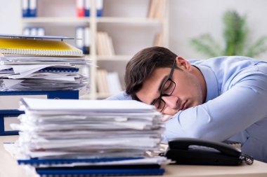 Ofiste çalışan son derece meşgul bir iş adamı.