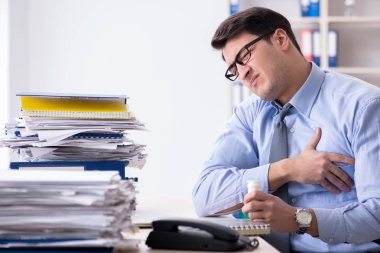 Ofiste çalışan son derece meşgul bir iş adamı.