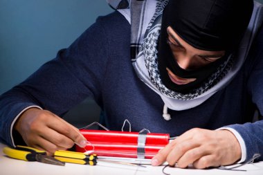Terörist bombacı bomba hazırlıyor.