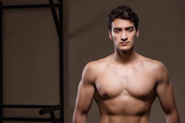 Spor yaparken kaslı bir adam spor yapıyor.