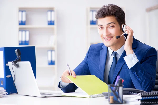 Jovem operador de help desk trabalhando no escritório — Fotografia de Stock