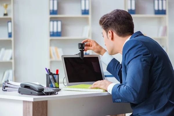 Jovem operador de help desk trabalhando no escritório — Fotografia de Stock