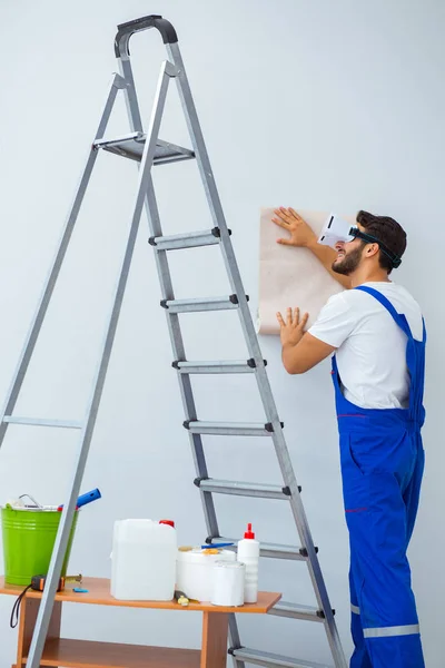 Mann mit VR-Brille klebt Tapete — Stockfoto