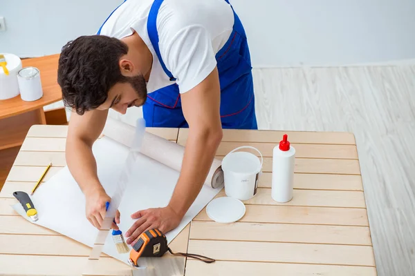 Lavoratore che lavora su carta da parati durante la ristrutturazione — Foto Stock