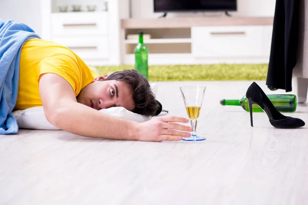 Hombre con lío en casa después de la fiesta de la casa — Foto de Stock