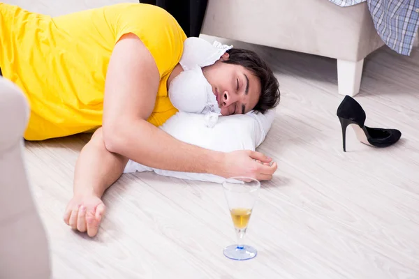 Homme avec désordre à la maison après la fête de la maison — Photo