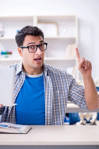 Estudante de medicina se preparando para exames — Fotografia de Stock