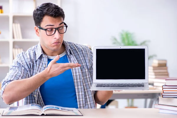 Studente di medicina che si prepara agli esami — Foto Stock