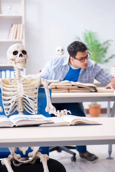 Studente scheletro ascoltando lezione in classe — Foto Stock