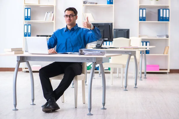 Bonito empresário empregado sentado em sua mesa no escritório — Fotografia de Stock