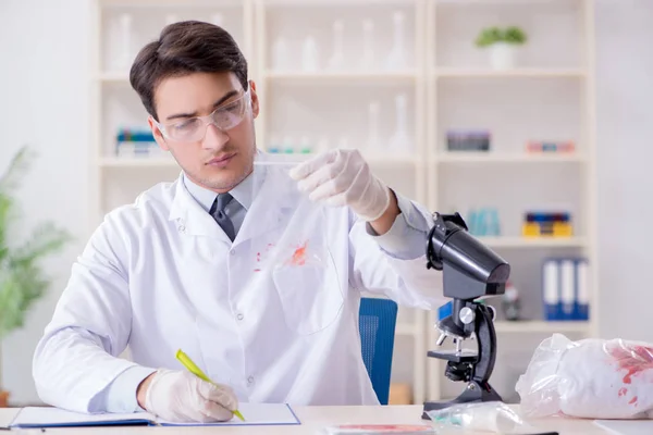 Criminólogo experto trabajando en el laboratorio para obtener evidencia — Foto de Stock