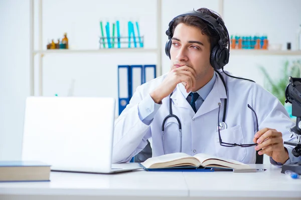 Médico masculino ouvindo o paciente durante a sessão de telemedicina — Fotografia de Stock