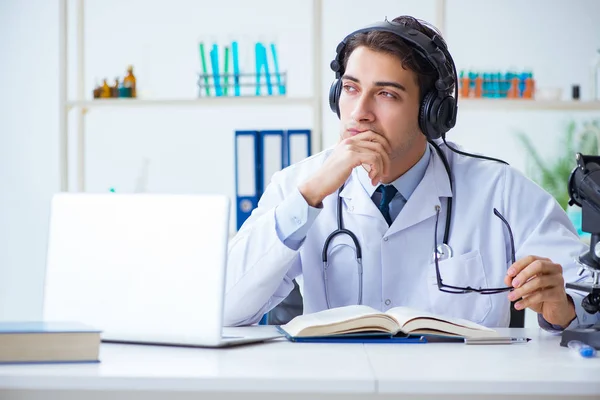 Männlicher Arzt hört Patientin während telemedizinischer Sitzung zu — Stockfoto