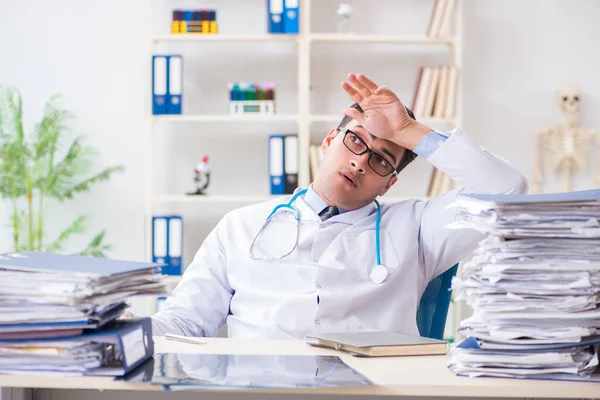 Médecin occupé avec trop de travail à l'hôpital — Photo