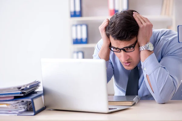 Homme d'affaires extrêmement occupé travaillant dans le bureau — Photo