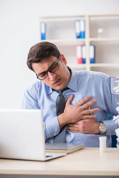 Empresario extremadamente ocupado trabajando en la oficina — Foto de Stock