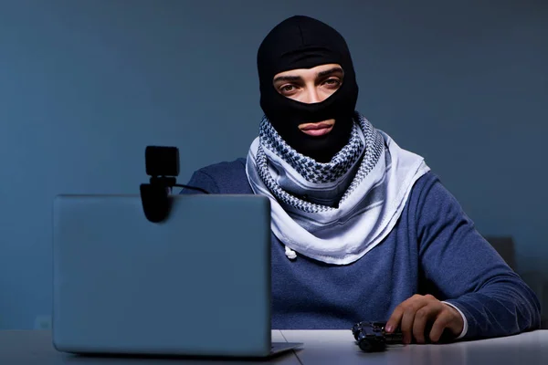 Хакер в балаклавській масці злом комп'ютера — стокове фото