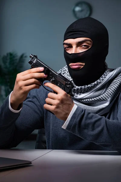 Вор-террорист с пистолетом просит выкуп — стоковое фото
