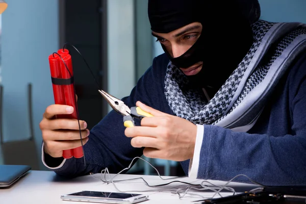 Terrorist bereitet Sprengstoffbombe vor — Stockfoto