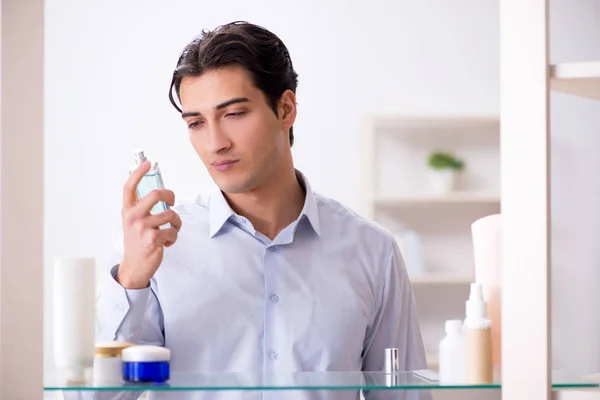 L'homme s'habille pour travailler dans la salle de bain — Photo