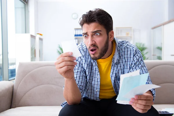 Mann wütend auf Rechnungen, die er bezahlen muss — Stockfoto