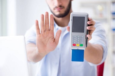 POS terminali ile kredi kartı işlemi yapan adam