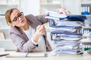 İşkadını devam eden evrak işleriyle çok meşgul.