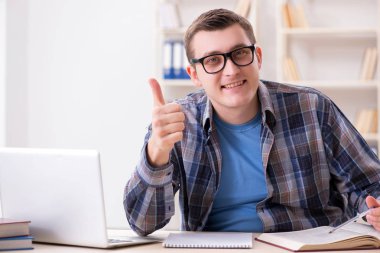 Telelearning konseptinde internet üzerinden okuyan genç bir öğrenci