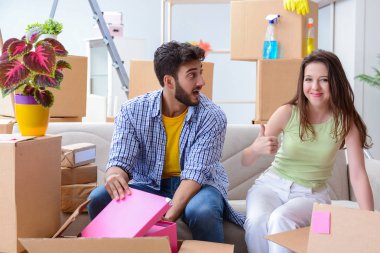 Genç aile yeni bir daireye taşınıyor.