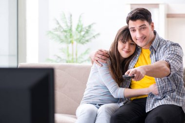 Evde çift televizyon seyredin.