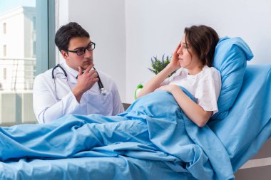 Hastane odasında hamile bir doktor var.