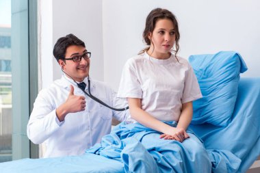 Hastanedeki hastayı ziyaret eden doktor.