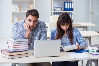 Sınıfta oturan ve okuyan öğrenciler