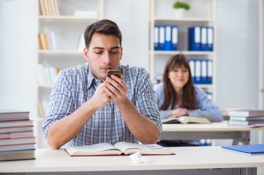 Sınıfta oturan ve okuyan öğrenciler