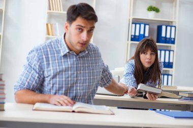 Sınıfta oturan ve okuyan öğrenciler