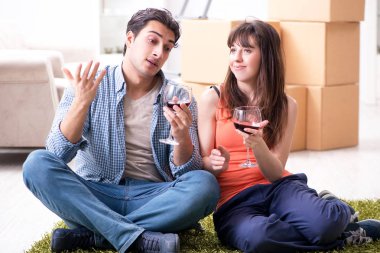 Genç aile evlilik yıldönümünü kutluyor